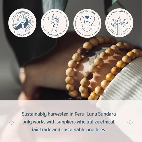 Vista 4 de Luna Sundara Pulsera Palo Santo y Huayruro hecha a mano en Perú altamente aromática y espiritualmente limpiadora