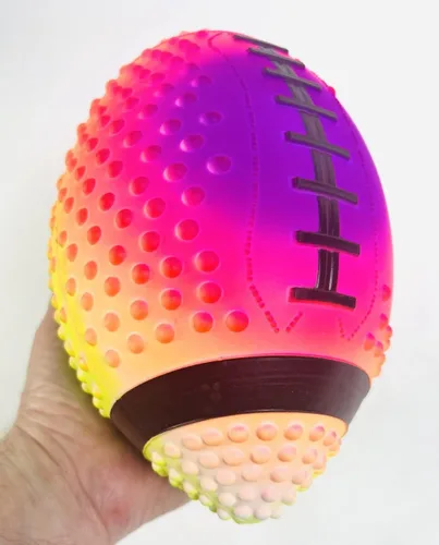 Vista 7 de Fútbol de práctica Regent de neón en colores arcoíris de 9" con espinas para mejor agarre, hecho de goma suave. Inflable, viene prelleno de aire