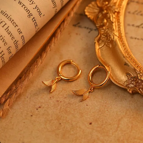 Vista 3 de MRSXIA Aretes Huggie para mujer, diseño de aro de oro de 18 quilates, con relleno de oro de 18 quilates, pequeños, simples, delicados