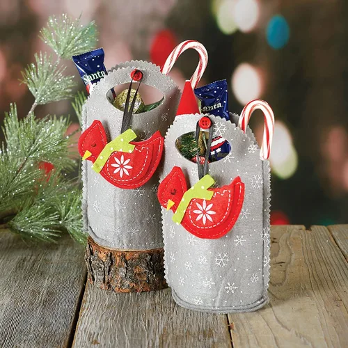 Vista 4 de Cardinal Ornament - Bolsas de fieltro de Navidad – Juego de 5 bolsas de regalo para niños, fiestas de vacaciones, decoración de profesores