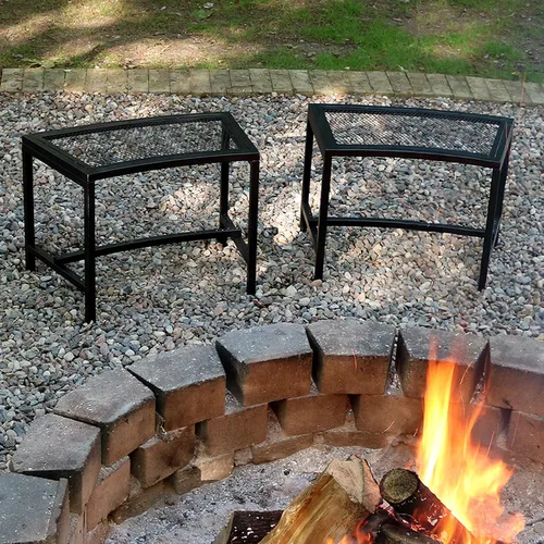 Vista 2 de Sunnydaze Banco curvado de malla para exteriores, juego de banco de metal para patio, asientos exteriores resistentes para patio trasero o hoguera
