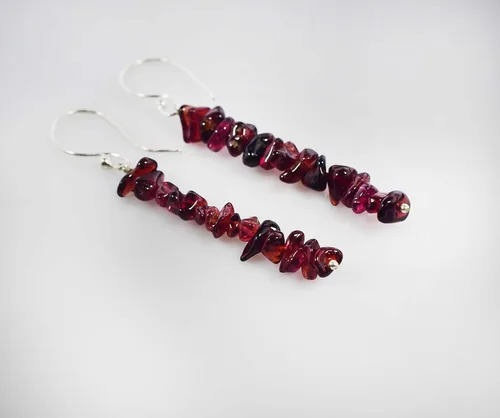 Vista 3 de Aretes colgantes de piedra pulida de granate rojo natural para mujeres y niñas, aretes de gancho colgantes de cristal colorido, aretes de gancho