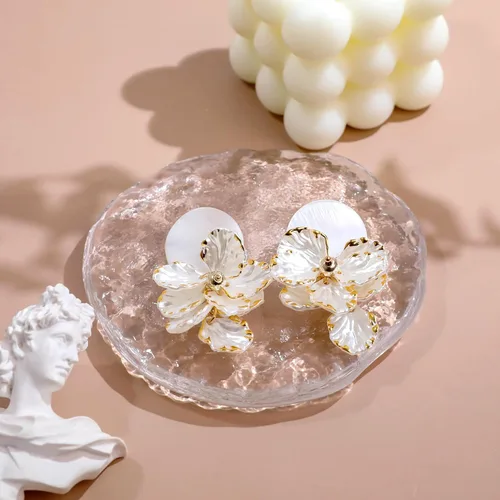 Vista 3 de Aretes de flores de cobre, aretes de aleación hechos a mano, diseño de pétalos bohemios, aretes colgantes para mujeres y niñas