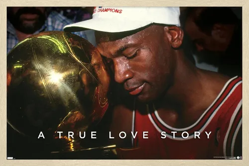 Vista 7 de Michael Jordan - Póster de pared A True Love Story, 22.4 pulgadas de largo x 14.7 pulgadas de ancho, versión enmarcada de madera de granero
