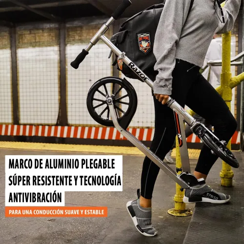 Vista 3 de Razor Patinete A6 Kick para niños de 8 años en adelante, manillar extra alto y cubierta más larga, ruedas de uretano de 10 pulgadas, tecnología