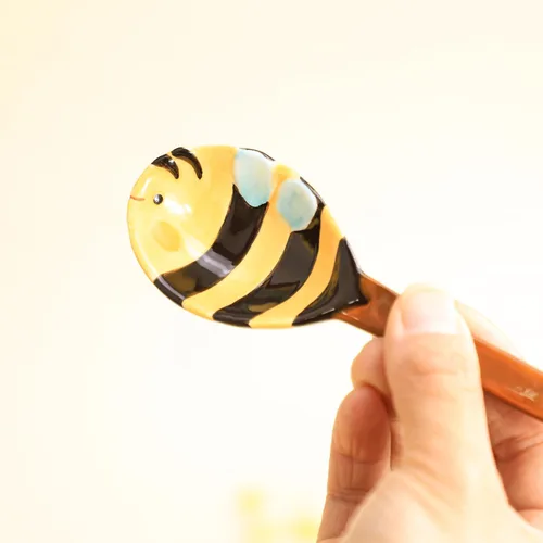 Vista 6 de Sizikato 4 piezas de cucharas medidoras de porcelana con base, lindas cucharas de abeja de cerámica y taza de panal