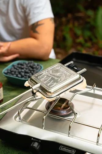 Vista 6 de Coghlan's Aluminum Camp Cooker, Lightweight & Durable Non-Stick Ceramic Interior, for Sandwiches, Pies, & Desserts, Great for Camping, BBQs