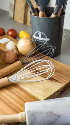 Vista 2 de Juego de utensilios de cocina y comedor de 12 piezas. Fácil de limpiar. Mango de madera. Material de silicona. Resistente al calor. Utensilios