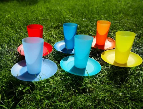 Vista 2 de Vasos de 22 onzas y platos llanos de 10 pulgadas reutilizables, sin BPA y aptos para lavavajillas en 6 colores surtidos, juego de 24 para uso diario