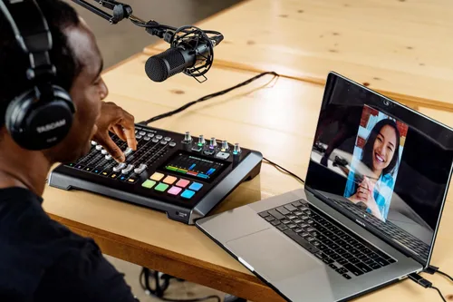 Vista 8 de TASCAM Mezclador de transmisión de podcasts Mixcast 4, grabadora e interfaz de audio USB: cuatro entradas de micrófono XLR/TRS, pantalla táctil