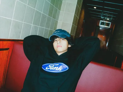 Vista 8 de BTS V Layover 1er álbum en solitario Weverse Álbumes Versión OutBox+1p Tarjeta QR+64p PhotoBook+16p Libro de Letras+5p PhotoCard+Seguimiento Sellado
