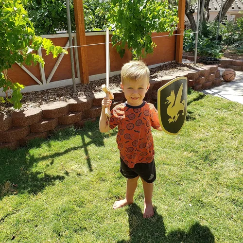 Vista 2 de Adventure Awaits! Juego de espada y escudo de juguete de madera para niños Paquete de 2