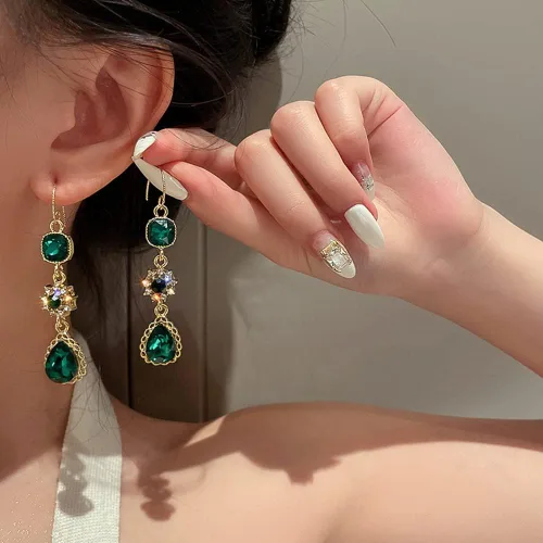 Vista 4 de Elegantes aretes colgantes ligeros con forma de lágrima de flor de circonita cúbica verde esmeralda para mujeres y niñas, delicados chapados en oro