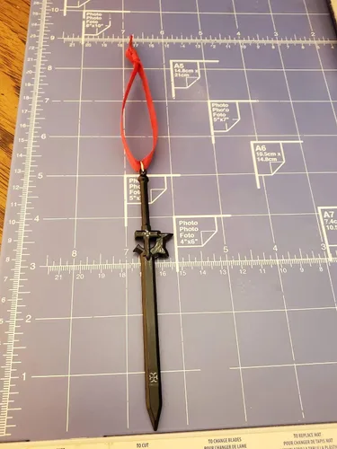 Vista 3 de Fandom Emporium SAO Kirito - Adorno de espada de regalo para árbol de Navidad, vacaciones de invierno, fandom, adolescente, adulto, colgante duradero