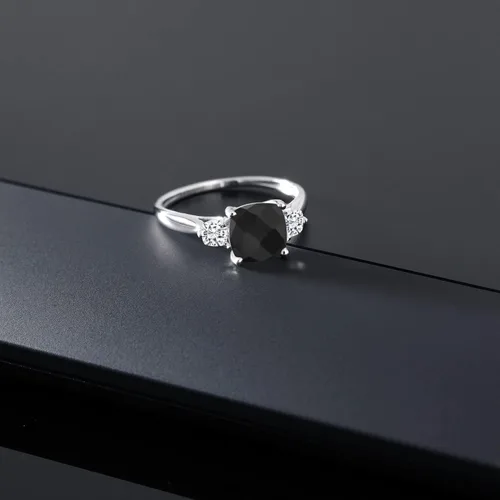 Vista 5 de Gem Stone King Anillo de compromiso de 3 piedras para mujer con cojín de oro blanco de 10 quilates, ónix negro y moissanita creada en blanco
