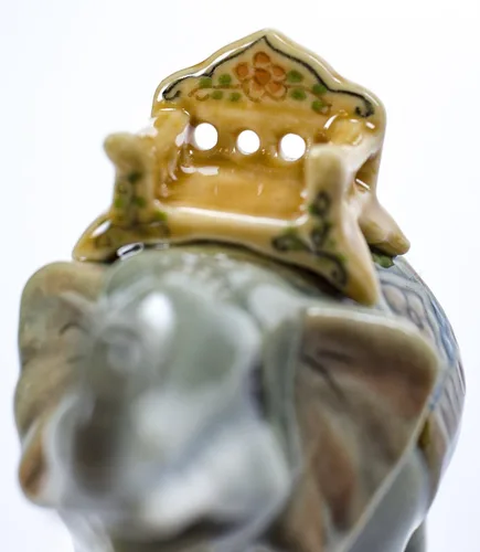 Vista 4 de Finial de elefante de porcelana de celadón
