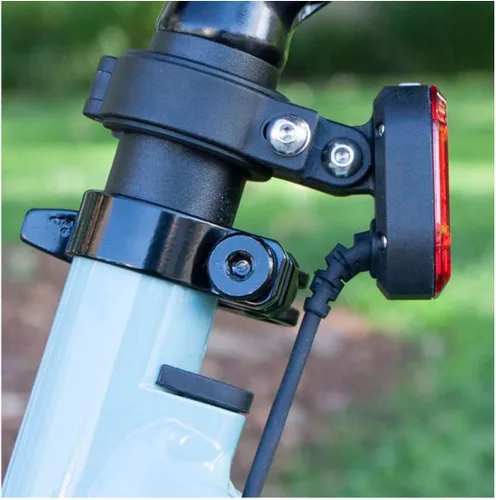 Vista 5 de NiteRider Luz trasera Emax+ 150 E-Bike – Luz trasera de bicicleta eléctrica de 150 lúmenes, 6 modos de flash/constante, cableado a batería