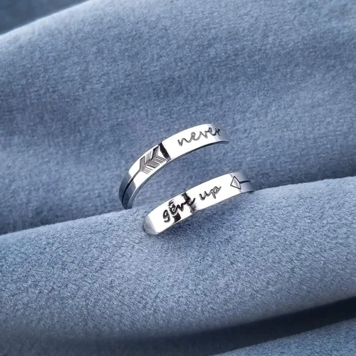 Vista 3 de Vrycot anillo ajustable de acero inoxidable para mujer, con frase inspiradora keep going y never give up, anillo modernos y apilables, regalo