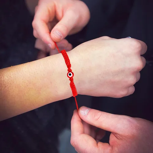 Vista 3 de SUMMER LOVE Handmade Jewelry Evil Eye Bracelets with Card,Black Red String Bracelets Kabbalah Protection Luck Amulet for Women Men Friends Pulseras