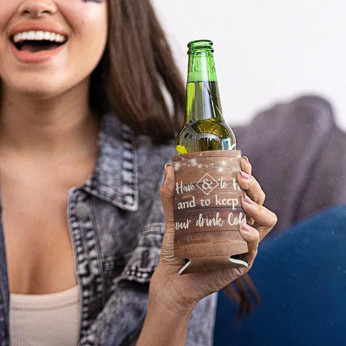 Vista 6 de Enfriadores de latas de boda personalizados "para tener y sostener y mantener tu bebida fría" nombres personalizados de novia y novio + fecha