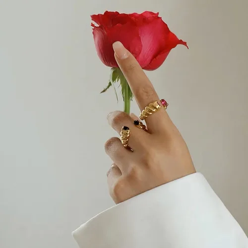 Vista 3 de Anillo trenzado de acero inoxidable chapado en oro vintage con circonita cúbica ovalada, ajustable, para mujer