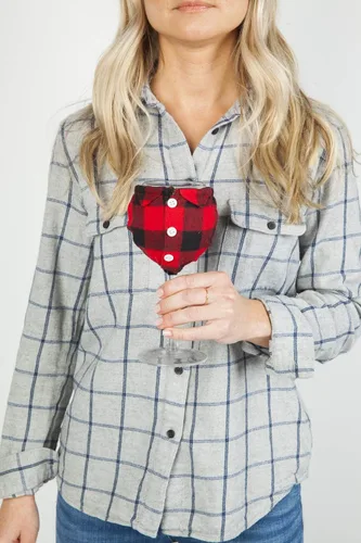 Vista 7 de BigMouth Inc. The Flannel Shirt - Copa de vino de 14 onzas con gráficos de árbol de hoja perenne, incluye camisa de franela extraíble con frases