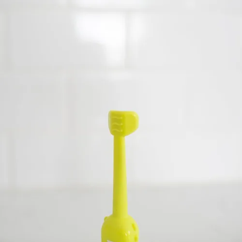 Vista 10 de Dr. Brown's ToothScrubber Cepillo de dientes para niños pequeños, cepillo de dientes de entrenamiento de triple cara con base de ventosa, monstruo