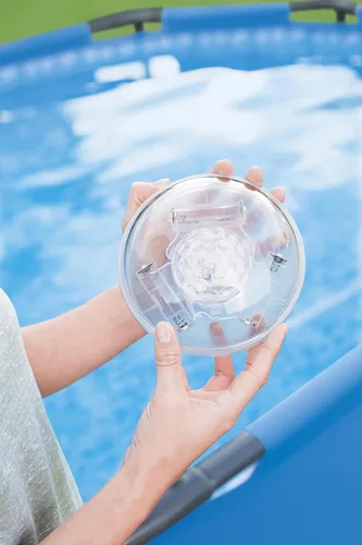 Vista 4 de Accesorio de luz flotante LED Flowclear para piscina Cuenta con 5 modos
