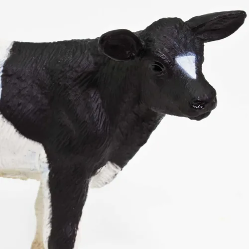 Vista 5 de Safari Ltd. Holstein Figura de ternero – Figura detallada de plástico de 3.25 pulgadas – Divertido juguete educativo para niños, niñas y niños a
