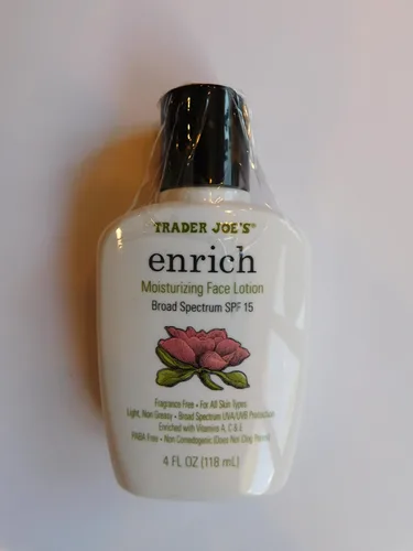 Vista 3 de Trader Joe's Enrich Loción facial hidratante y bolsa de compras reutilizable estilo NY