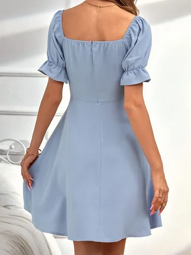 Vista 2 de WDIRARA Vestido corto de verano acampanado con cuello corazón y cordón frontal para mujer 2023