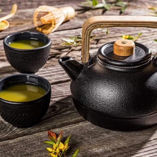 Vista 3 de Restaurantware -Tetera japonesa de 30 onzas, 1 hervidor de té japonés recubierto de esmalte - Con mango y perilla de madera, incluye colador