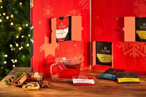Vista 5 de NUEVO Calendario de Adviento navideño de té Taylors of Harrogate 2025, set de regalo – 24 días, 48 bolsitas de té – Cuenta regresiva para Navidad