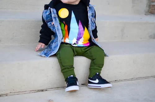 Vista 2 de Bazzle Baby Pantalones deportivos con rodillas acolchadas para gatear, motores modernos, niños pequeños, pantalones de bebé con rodilleras