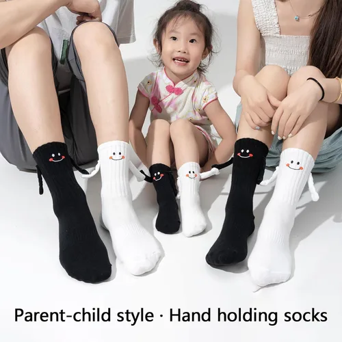 Vista 2 de Calcetines a juego para la familia, divertidos calcetines magnéticos de tubo medio, calcetines sonrientes para padres y niños