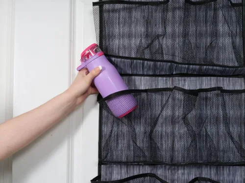 Vista 4 de Jokari Organizador de almacenamiento de vasos y botellas, estante para puerta con capacidad para grandes recipientes de agua y bebida con un sistema