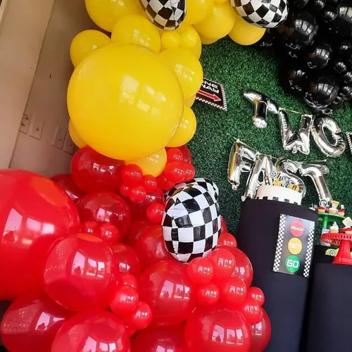 Vista 6 de Juego de 150 globos de aluminio a cuadros de carreras para decoración de cumpleaños (sin telón de fondo)