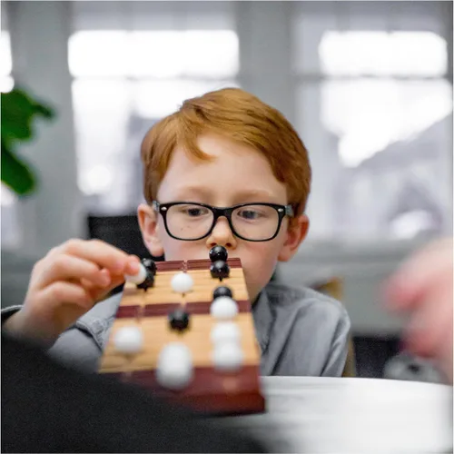 Vista 7 de Rock Me Archimedes, Juego de mesa familiar de rompecabezas de equilibrio y estrategia con canicas, juguete educativo STEM retro, para adultos