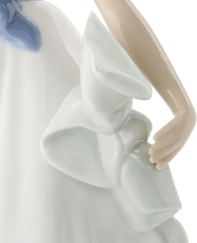 Vista 8 de NAO Caminando en el aire. Figura de niña de porcelana.