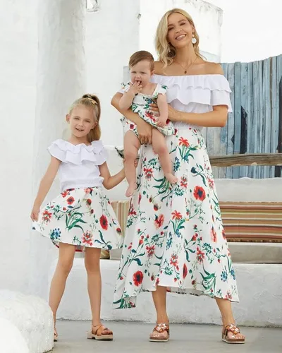 Vista 2 de Mommy and Me - Vestidos largos casuales con hombros descubiertos y volantes en capas con estampado floral a juego