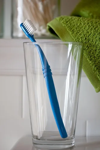 Vista 8 de Cepillos de dientes Preserve con funda, 6 unidades. , Cerdas medias