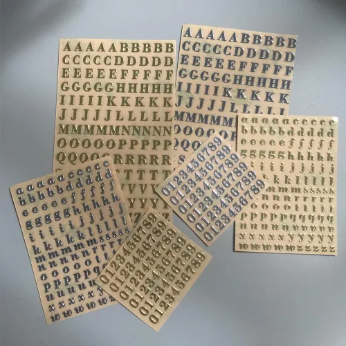 Vista 3 de 6 hojas de letras y números, minicalcomanías autoadhesivas del alfabeto, calcomanías de letras plateadas y doradas para uñas, piezas de resina