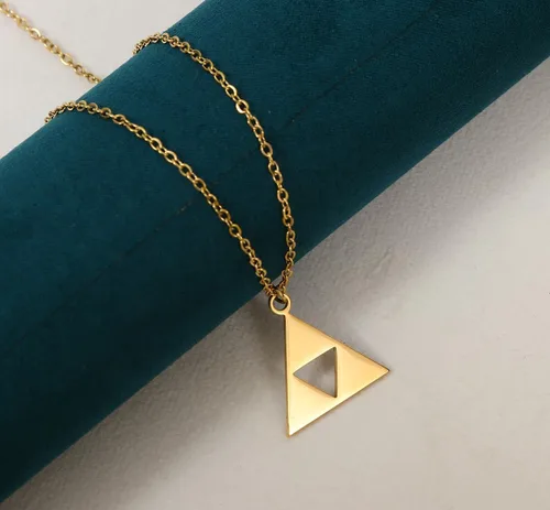 Vista 4 de Collares con colgante de oro de 14K de SENFAI en acero inoxidable con aretes triangulares 1-Anime oro-plus