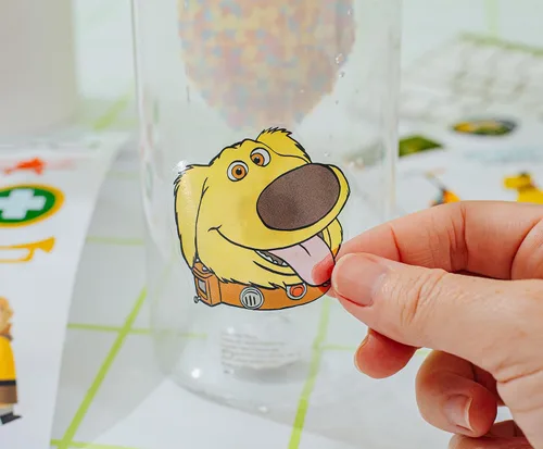 Vista 6 de Silver Buffalo Disney Pixar Up Casa y Globos Botella de Agua de Plástico con Boquilla Giratoria con Calcomanías que Tú Mismo Pegas, 32 Onzas