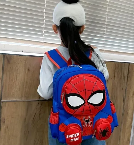 Vista 2 de Da rienda suelta a tu héroe interior con la mochila 3D elegante, funcional y heroica, L