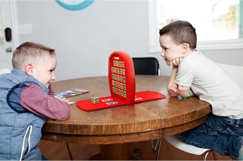 Vista 3 de Top Trumps Match Game Mickey Mouse - Juegos de mesa familiares para niños y adultos - Juego de juego y juego de memoria - Divertidos
