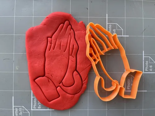 Vista 2 de Cortador de galletas con manos rezando