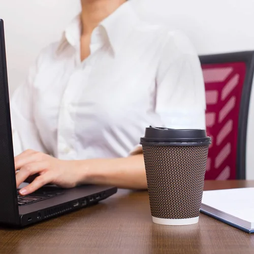 Vista 7 de Promora Tazas de café desechables marrones con tapas de 8 onzas, tazas de papel onduladas de papel aislado premium para café caliente, taza de café