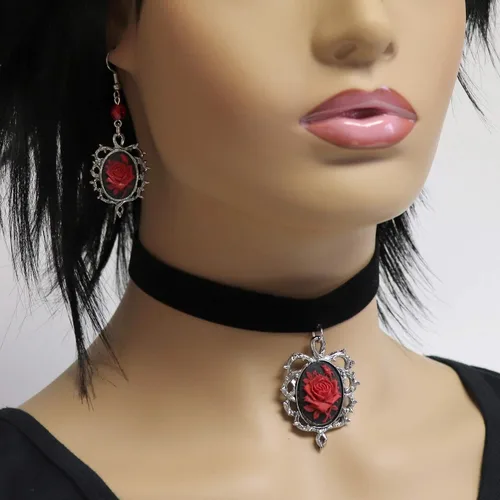 Vista 5 de Juego de gargantilla y pendientes colgantes de terciopelo negro con rosa roja gótica, Metal
