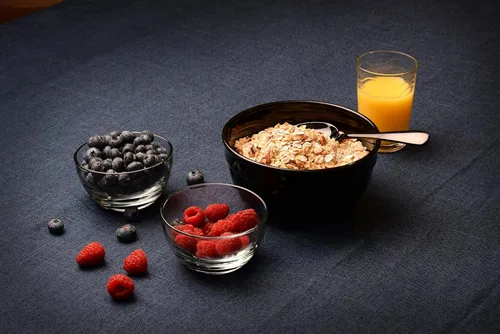 Vista 4 de Burl Barley Granola, Jarabe de arce y nueces, 1 libra, granola de grano entero, grano de cebada enrollada, granola de nuez de arce endulzada